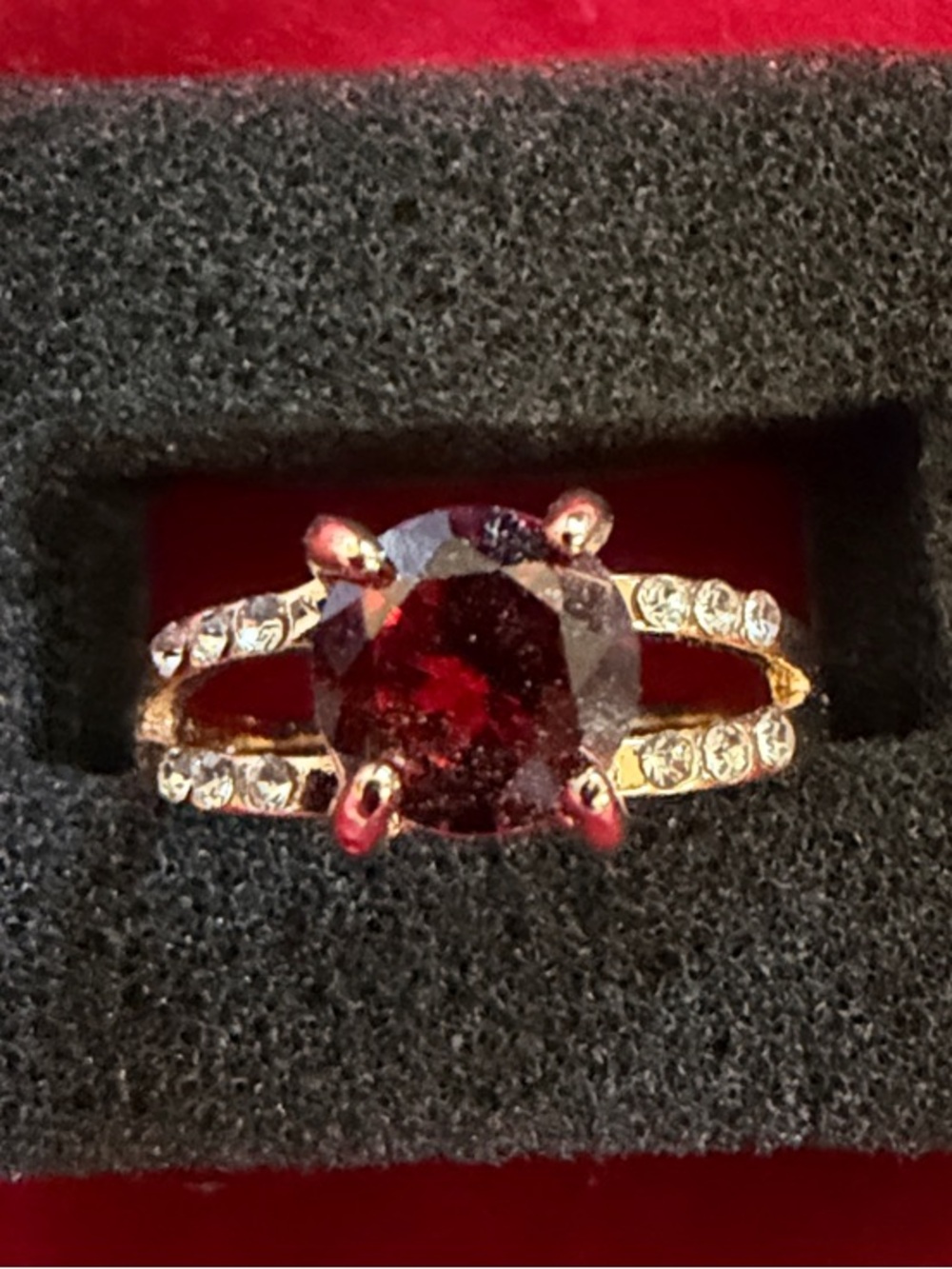 Gold Tone Ring with Deep Red Center & Clear Side accents, SZ 8, (J296)